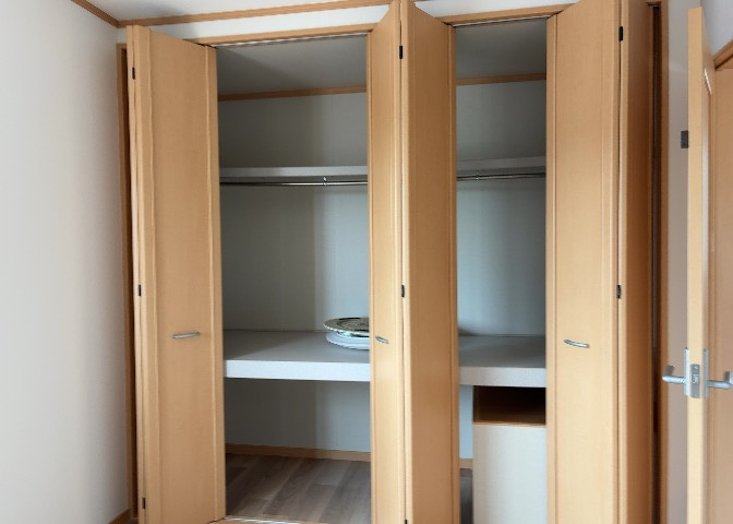 デザイン性を重視しすぎて収納が少なかった！なんてことにならないため、事前に現地で収納の数を確認しておくことをお勧めします。クローゼット以外にも床下収納や屋根裏収納、パントリーなどもチェックしましょう。