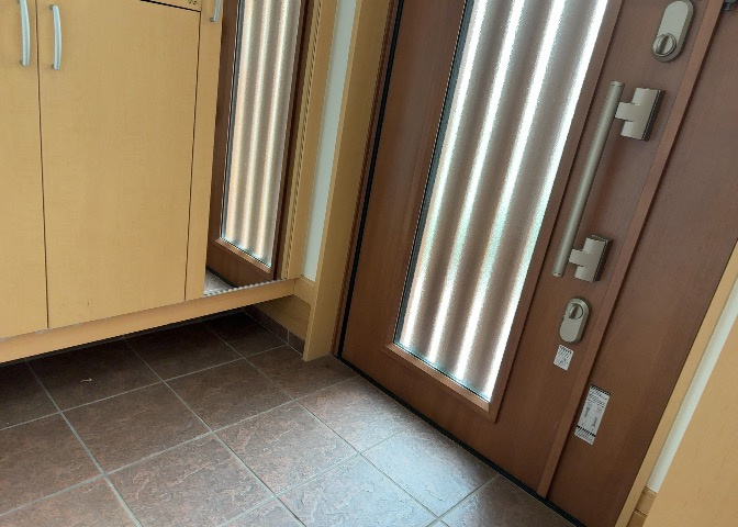 玄関は家の顔でもあり、家族以外の目にも止まる場所です。玄関は外との間を仕切る扉、靴などをしまっておく収納スペース、靴脱ぎのたたきスペース、来客とのやり取りをするドアホンなど複数のアイテムからなります。