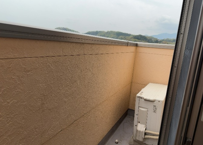 バルコニーは、室外の専用スペースのうち、「屋根がなく開放された空間」であるものを指します。ベランダより広いタイプのものが多く、日当たりもよいため家庭菜園などを楽しみたい人にとって適した環境となります。