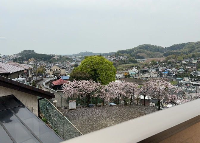 眺望を気にして物件を探す場合、前面に建物が建っていないか現地で確認しましょう！前面に建物があると景色はもちろん、日当たりや風通しにも影響が出てきます。住んだ時のことを想像しながら現地見学をしましょう。