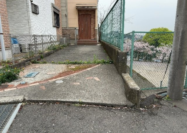 駐車場と明記されていても、最小スペースでつくられた駐車場だと大型車は駐車できなかったり、出入りしにくくなったりする可能性があります。お車のサイズと購入したい物件の駐車場のサイズを現地で確認しましょう。