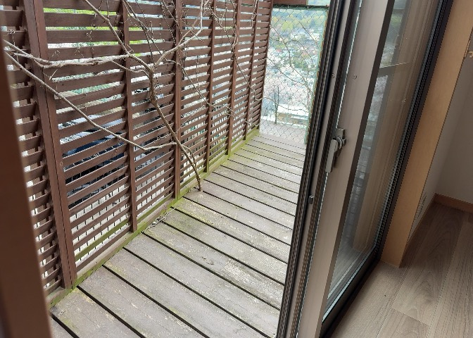 庭があることでガーデニングや家庭菜園はもちろん、こどもの遊び場やペットを放して遊ぶことができます。また、家の周囲に余裕があるということです。隣地との間があれば、十分な日当たりと、風通しが確保できます。