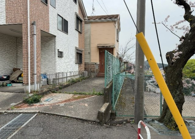 住宅用の土地では前面道路に2m以上接していなければならないと法律で定められています。しかし、お持ちの車のサイズやライフスタイルなどにより、2mでは利便が悪い場合もございますので、事前に確認しましょう。