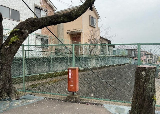 お持ちの車種によっては前面道路が広い方が便利でしょう。しかし、前面道路が広ければその分交通量が多くなるため、騒音などが気になる場合があります。実際に現地を見学し、周辺交通量や騒音などを確認しましょう！