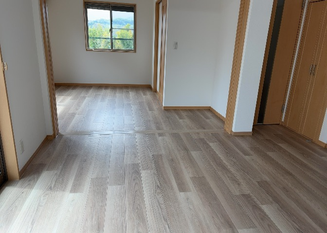 L型アイランドタイプは、キッチンからダイニングにもリビングにも目が行き届くので、とても使いやすい配置です。L字型独立タイプは、キッチンを独立させてるためLDKというよりもLDといった様なイメージです。