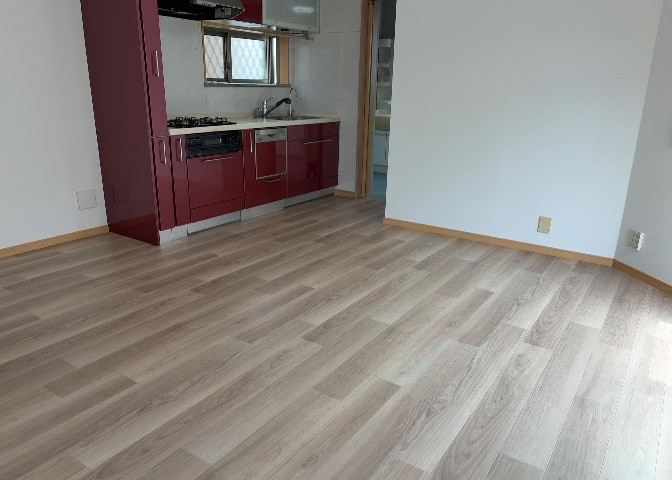 ダイニングは、食事や家族の団らんスペースとしてだけではなく、ほかの用途としても使用することができます。ダイニングテーブルを置き、食事のためのスペースを作ることでリビングとの差別化を図ることができます。