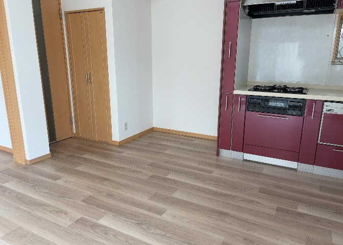 DKの物件でも広く見せたい方は、ダイニングスペースを広く使えるように工夫しましょう。低めのダイニングソファを置くと、家具の圧迫感が減り、広く見せることができ、ダイニングをリビングのように使用できます！