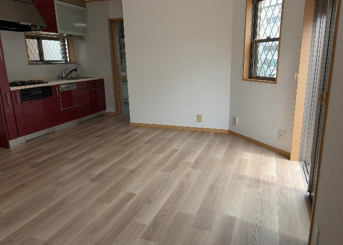 ダイニングとキッチンの間を扉や壁などで仕切らず、一体化させた間取りです。キッチンカウンターがついている物件ならば、食事をキッチンカウンターで取ることで、ダイニングスペースをリビングとして使用できます。