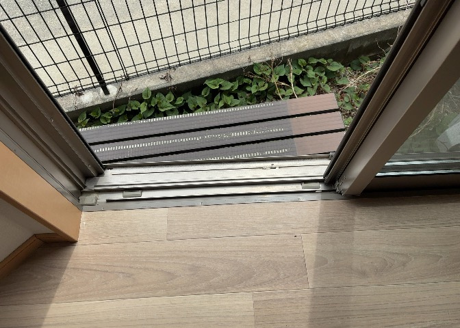 サッシは、ガラス窓に使用される金属製の窓枠です。一般的に住宅建築では、金属製建具工事の段階でガラス類・玄関などと同時に設置されます。種類や構造により断熱性能や遮音性能が異なるので現地でご確認ください。