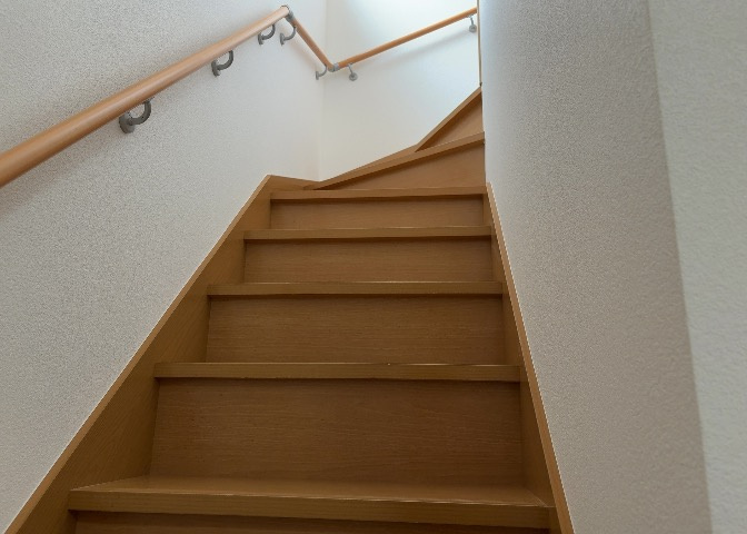 限られた敷地面積の場合、収納スペースを狭くして居室スペースを広く取ろうとすると、収納スペースがなくて困ることがあります。見学の際に各部屋に収納スペースがあるか、収納を置く場所はあるのか確認しましょう。