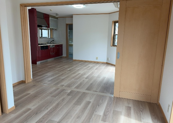 直線タイプはLとDKを一直線に並べた形で対面キッチンのタイプです。一般的なのでよく見かけるかもしれません。直線タイプに似た直接アイランドタイプは、キッチンとダイニングの間に壁がない分広く感じられます。