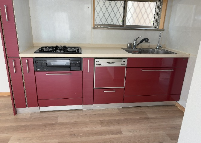 標準的なシステムキッチンの横幅は、165cm～300cm程度です。2100・2400・2550・2700などミリ単位で表記されます。普段どのように料理をするのかを想定しながら合ったサイズを選びましょう