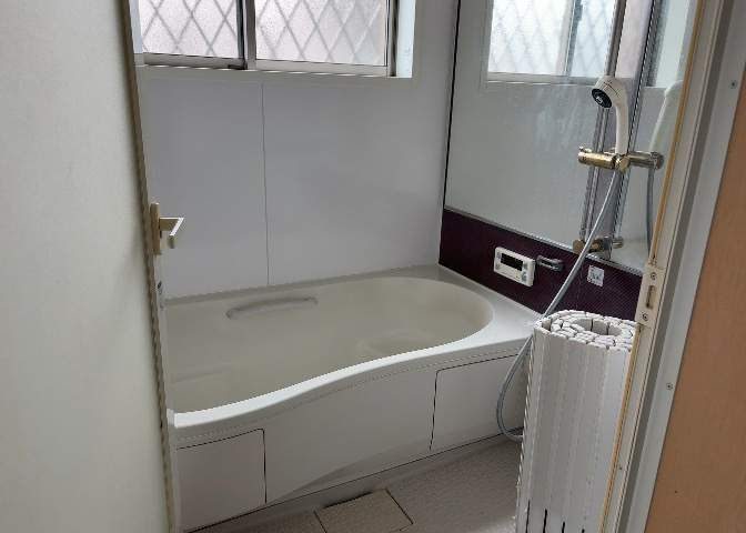 入浴時の快適さも大事なことですが、綺麗な状態を維持できなければ気持ちよく入浴できません。毎日の掃除が楽という点は大事なポイントになります！カビが生えにくく掃除がしやすい、壁や浴槽を選ぶといいでしょう。