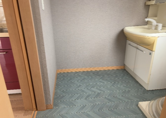 多くの戸建て住宅で見かける洗面脱衣所は、洗面台と洗濯機が2畳ほどのスペースに並べられていて、洗面所が脱衣所を兼ね備えている間取りが一般的です。お客様が利用することもある、パブリックな空間でもあります。