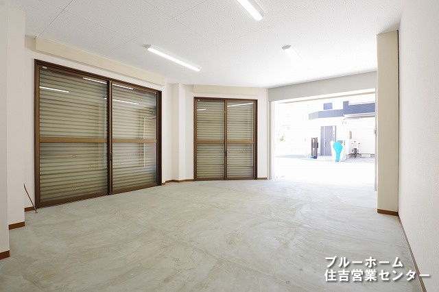 ■広々とした車庫部分です　■店舗としての利用も可能です