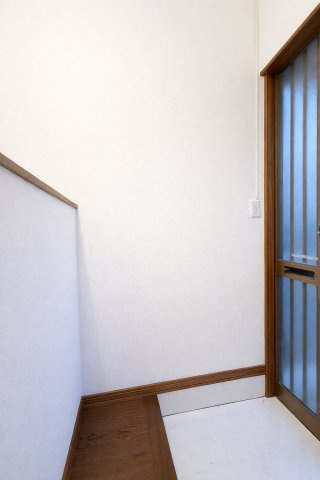 ◆光の渦が溢れた明るい玄関ホール。「おかえり」と「ただいま」が交差するお家の顔とも言える場所は爽やかで心地良い空間となっています。すっきり片付いた玄関で来客時にも自信が持てそう。