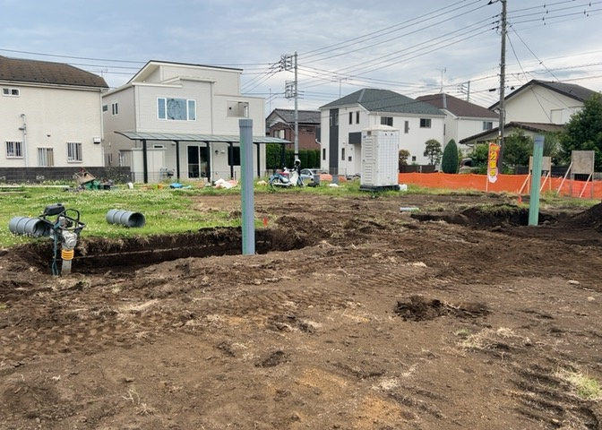 土地の面積＝住宅面積ではありません。建ぺい率の問題などで、土地のある場所によって住宅を建てられる面積は限られています。高さもしかり、「土地」という言葉の中には、建築条件も含まれると考えておきましょう。