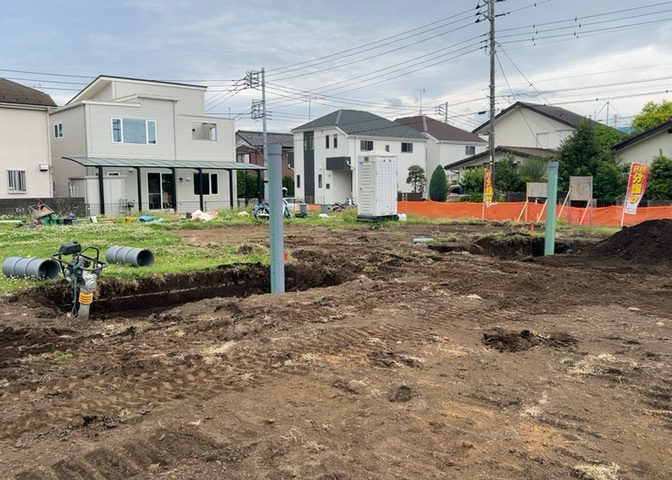 家を建てる場合、方位は要チェックです。現実的に日当たりのよい家ならばリビングは南側、建築基準法でも北側に当たる家への配慮は求められています。土地を見学に行く際は、方位磁針を持って行くようにしましょう。
