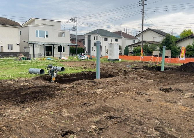 土地の前の道路に消火栓が設置されていることがあります。この場合、道路交通法第45条第1項により、駐車禁止の場所が指定されています。そのため、車庫などの駐車スペースをつくることができない場合があります。