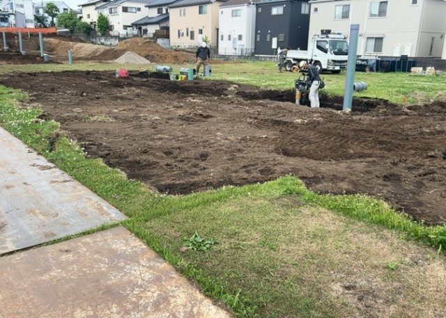 現地に行くなら、物件の周囲の地形がどうなっているかを見ることも大切です。周辺より低くなっている土地では、大雨などで水が集まりやすいため、地盤が弱くなっているということも考えられるため、注意が必要です。