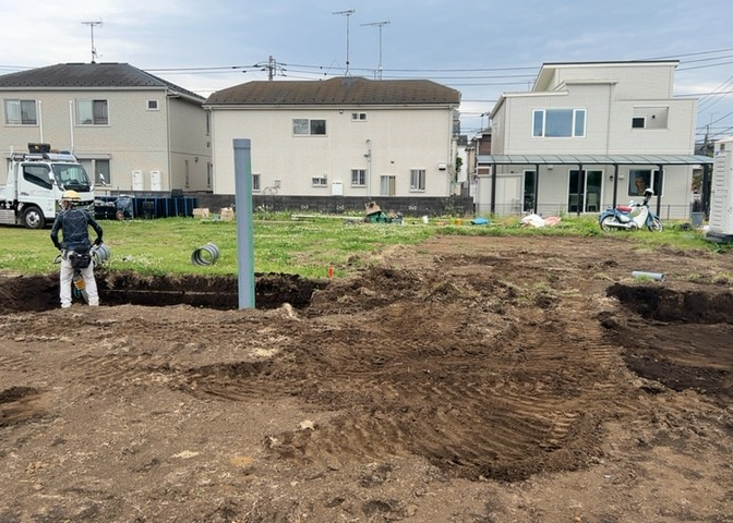 土地購入を検討されている場合、境界杭がない状態で購入してしまうと境界確定測量をする必要があり、費用がかかります。購入の前に、売主、隣土地所有者立ち合いのもと境界を確定し境界杭を設置するのがベストです。