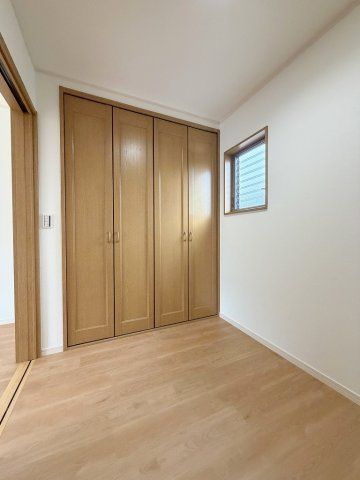 2.5帖の広々WICにはクローゼットも付いています