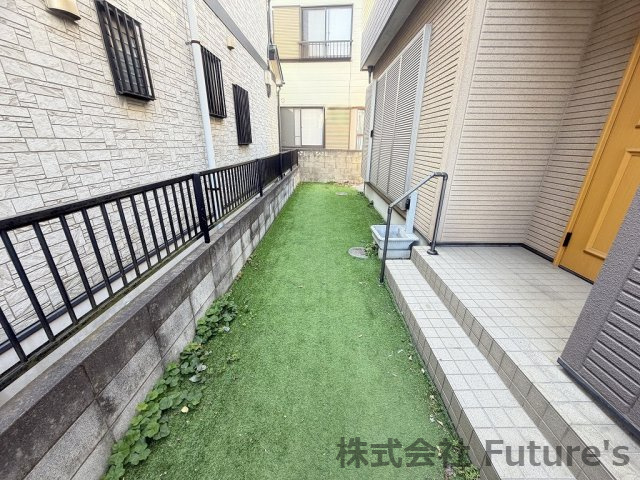 外には、南庭があります。