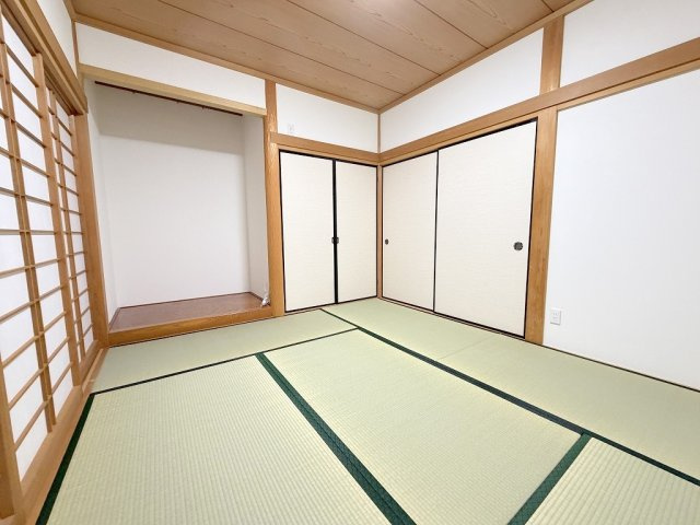 表替え済みのきれいな畳。い草の爽やかな香りが心地よい和空間