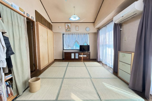 二面採光で明るく風通しの良い空間。収納も備わっており、寝室や客間としても使いやすい間取り。用途に応じて多目的に活用できる便利な居室です。大きな窓からの採光により開放感もあり、居心地の良い空間です。