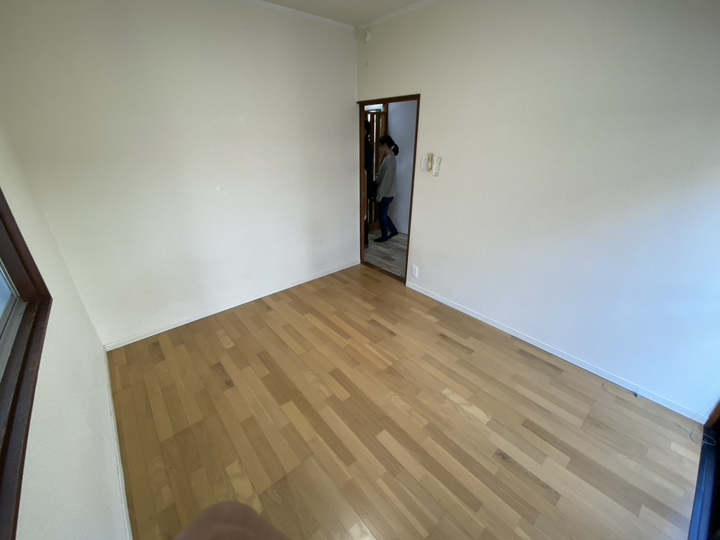 ご入居前リフォーム写真　和室を洋室に変更しております。