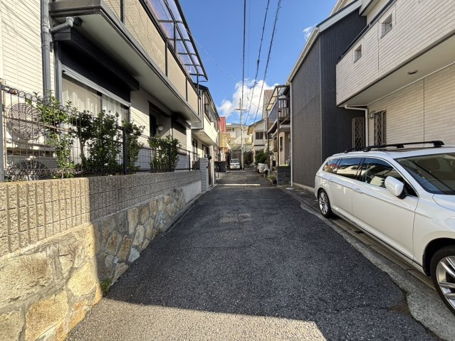 突き当り左の土地です