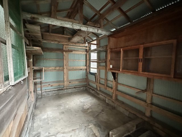 敷地内にある大容量の独立木造倉庫です！土間仕様のため、外で使う園芸用品や大型レジャーグッズ、タイヤなども気軽に保管可能。便利な造り付けの木製戸棚や棚板も多数完備しており、お片付けに重宝します。