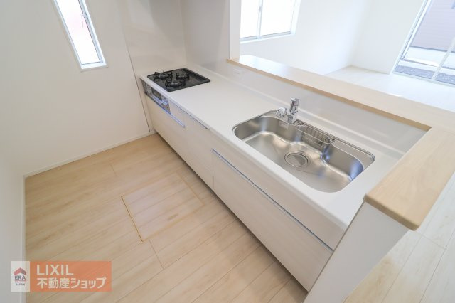 洗い物がしやすい広いシンクです♪　手の込んだ料理にも対応できる3口コンロも標準装備されています！