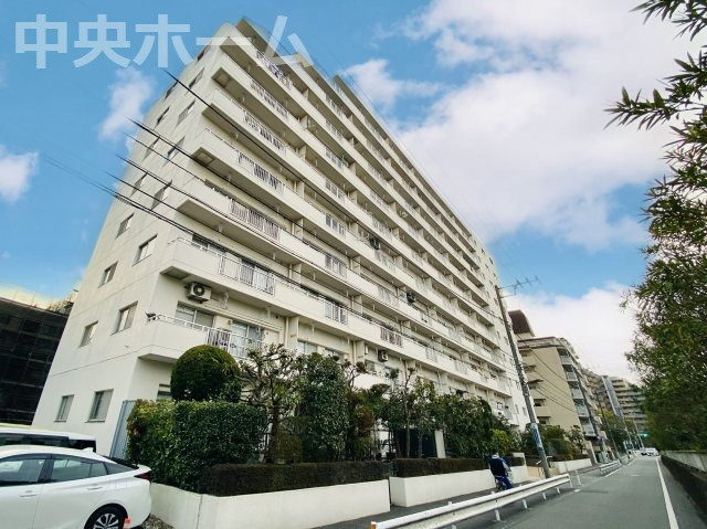 現況写真。仙台堀川公園に隣接した緑豊かな住環境に「ダイアパレス東砂町A棟」はあります。近隣には砂町商店街がありお買い物便良好です。