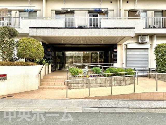 【エントランス】マンションのエントランスは、その物件の印象を決める、顔とも言える場所です。毎日通る場所ですからきれいなのが一番です。エントランス内はオートロックですので暮らしの安全も確保されています。