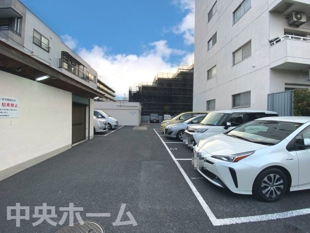 【敷地内駐車場】最新の空き状況や費用などの詳細は担当スタッフまでお問い合わせください。