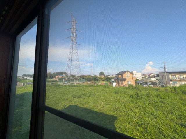 前面に遮るものがなく、心地よい開放感が広がる素晴らしいロケーション！青空を身近に感じられる清々しい景色が魅力です。日々の忙しさを忘れさせ、住まう人に心からの寛ぎと癒やしをもたらしてくれます。