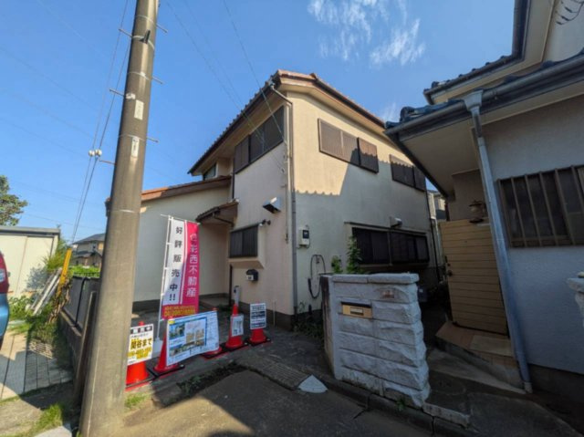 前面道路は幅員約4.2mと通り抜けが少なく、お子様の通学や毎日の移動も安心な落ち着いた住環境です。交通量が限られているため車の入庫もスムーズに行え、静かで心地よい暮らしを叶えます。