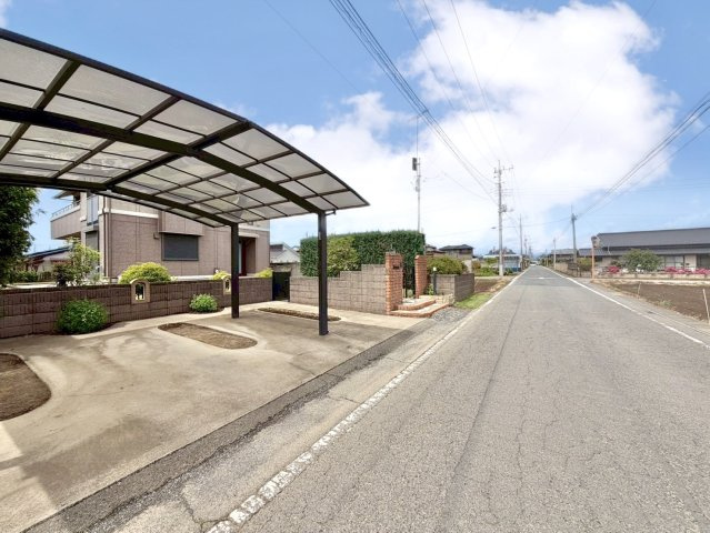 ■外観｜広々とした駐車スペースで楽々駐車可能！お買い物後もスムーズにお荷物を運べます♪