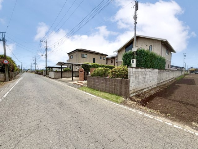 ■外観｜前面道路が広く見渡しが良いため、車の出入りやすれ違いもスムーズで日々の運転も安心して行えます♪