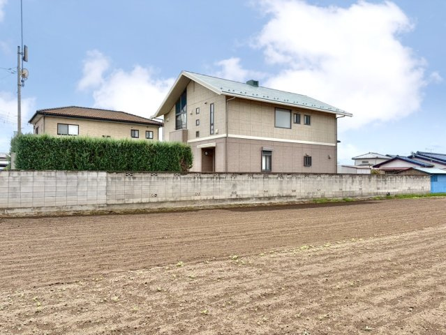 ■外観｜住宅街の中でも圧迫感が少なく、のびのびとした暮らしが叶う立地となっています。