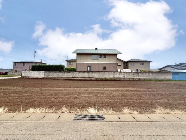 ■外観｜庭付き一戸建てならお子様やペットが走り回っても大丈夫！伸び伸びと遊び、過ごすことができます♪