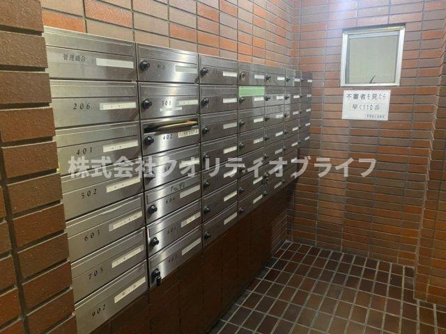 エントランス横に郵便受けあります