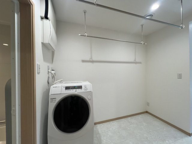 梅雨の季節も室内干しができるホスクリーン付き☆