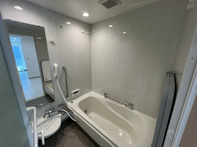 半身浴もゆっくり楽しめる広々浴室☆