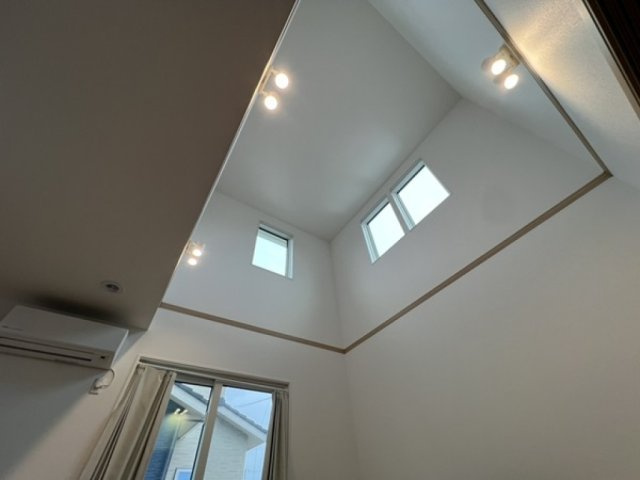 吹き抜けの為、明るさも充分です♪