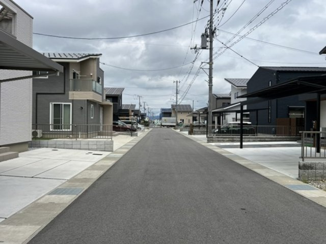 開発分譲地の為、前道広々です！