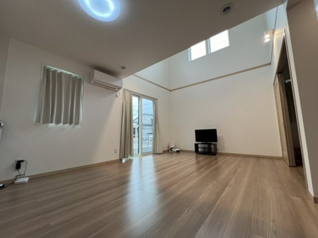 吹き抜けでリビングは広々です☆