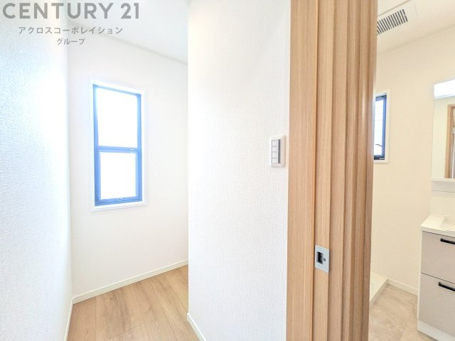 衣類やアクセサリー、小物類の収納が便利で整理整頓がしやすく、部屋の美観を保ちつつ、スペースを最大限に活用できます。衣服のしわやダメージを防ぎ、長持ちさせることができます。