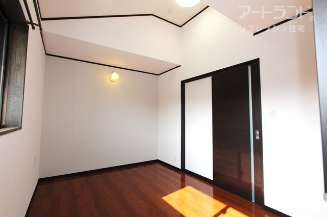 【2階洋室6帖（間取り図：中央）】陽当たり良好、クローゼット付き